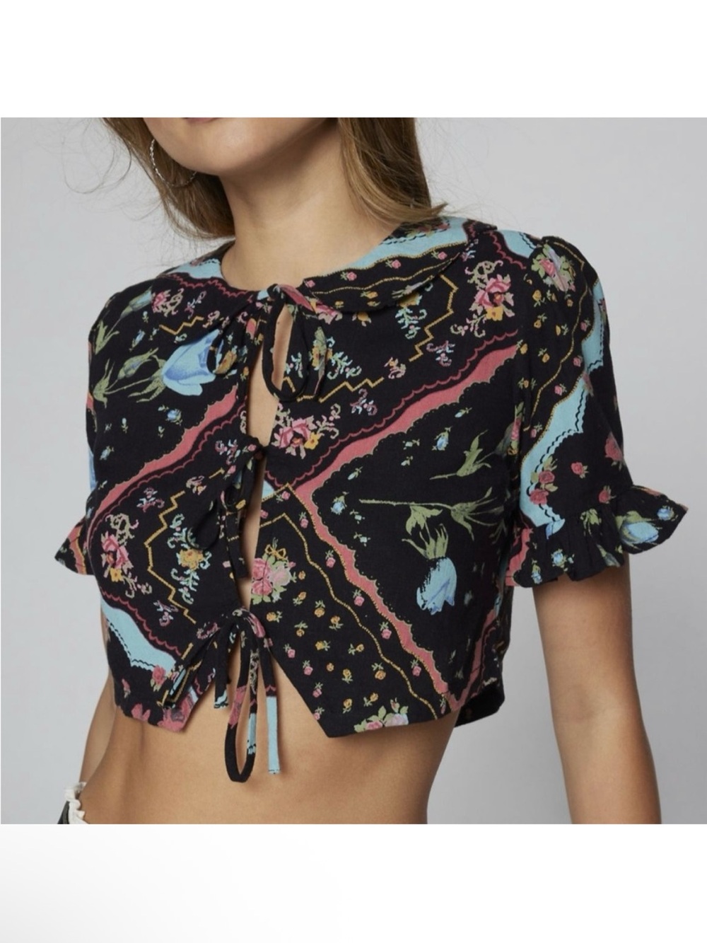 Kimchi Blue Saturday Tie-Front Short Sleeve PeterPan Collar Crop Top Shrug Mediu